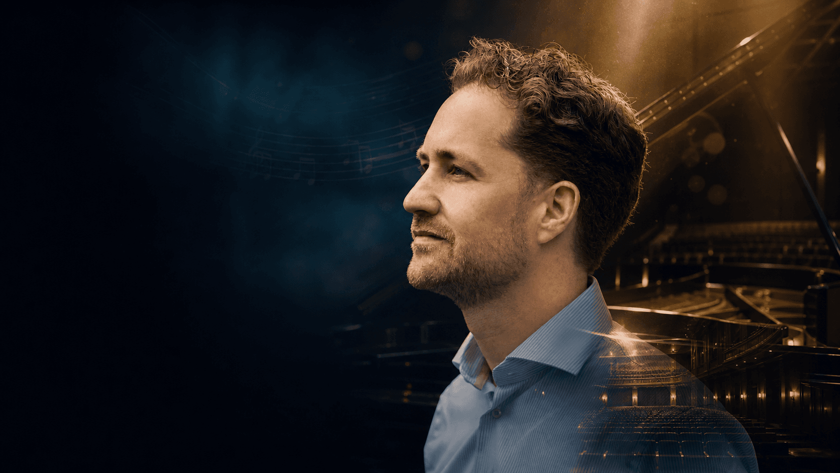 Artistiek portret van pianist Michiel Roosen in een donkere concertzaal